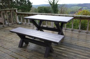 TDP Wheatcroft table with 1 Wheatcroft bench in Brown made out of recycled plastic waste